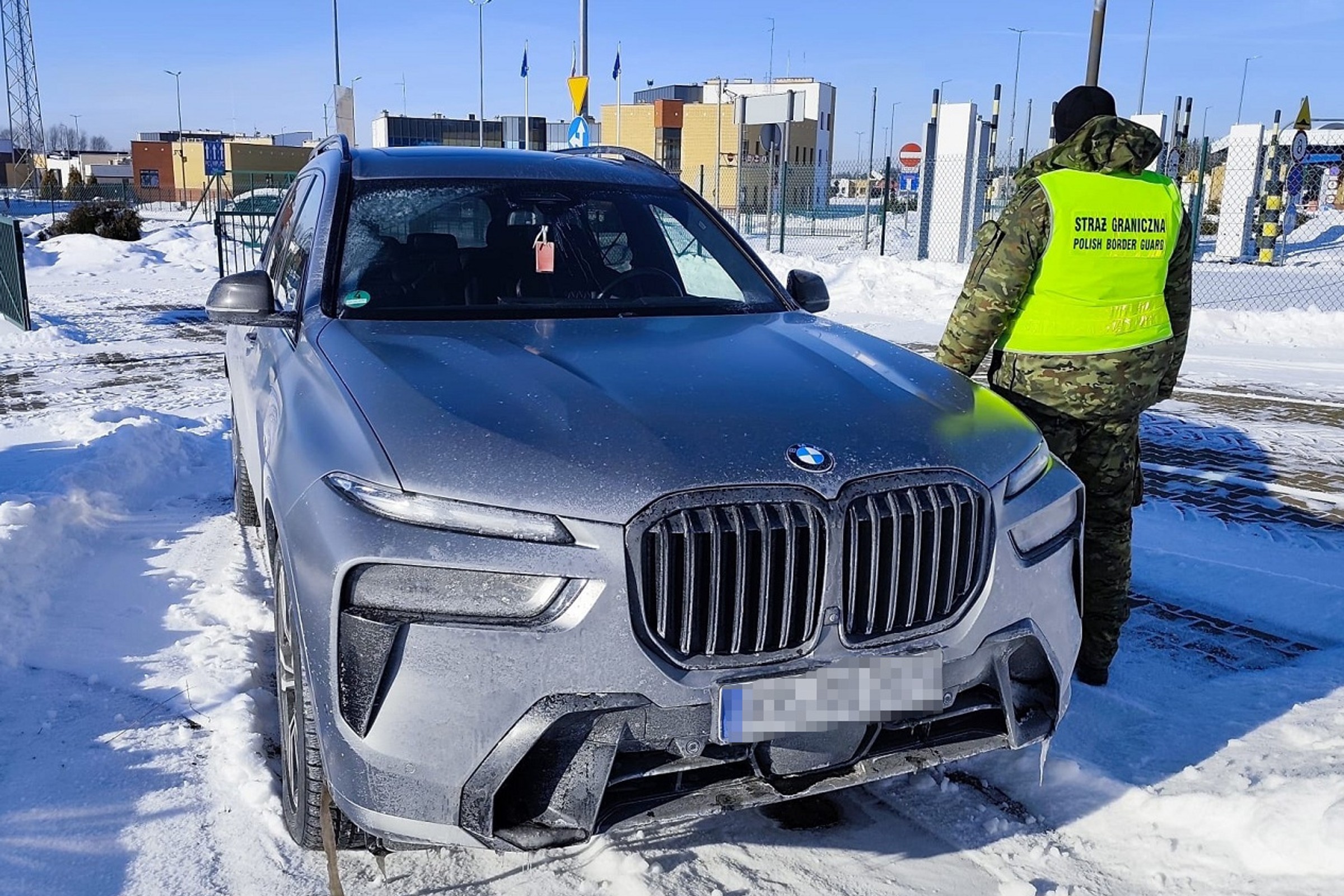 Ukradli BMW, nie zdjęli tablic i mieli wielkie nadzieje, że się uda. To naiwny przejazd przez granicę