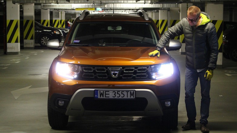 Przykład udanej aplikacji retrofitów LED (H4) w Dacii Duster: świecą lepiej niż żarówki, poziom oślepiania innych bez zmian