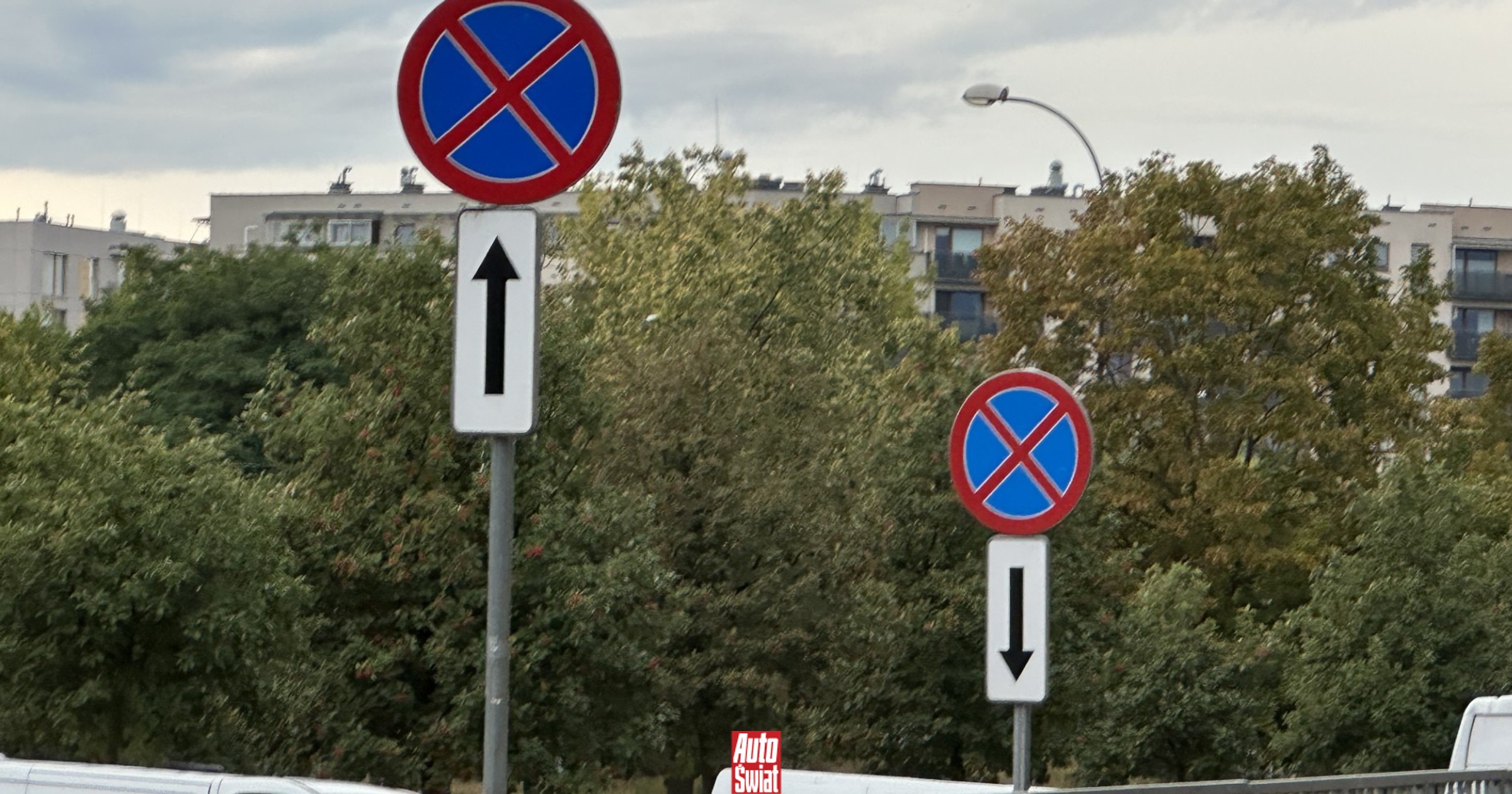 Uwaga na te tabliczki przy popularnym znaku. Strzałka może być myląca