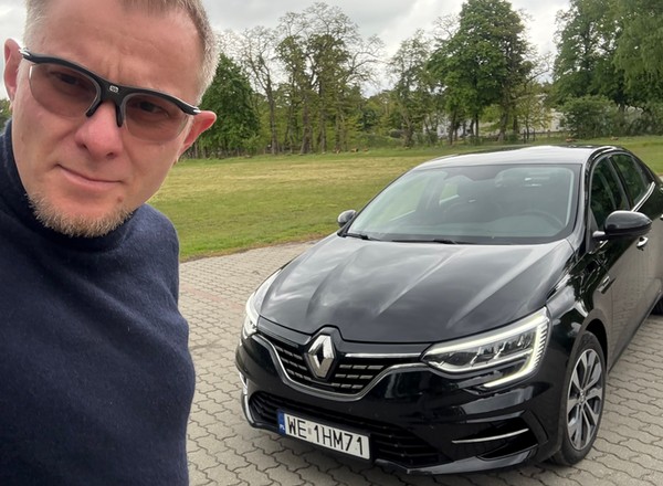 Powrót do przeszłości: jeździłem wskrzeszonym sedanem Renault, który ma "coupe" w nazwie