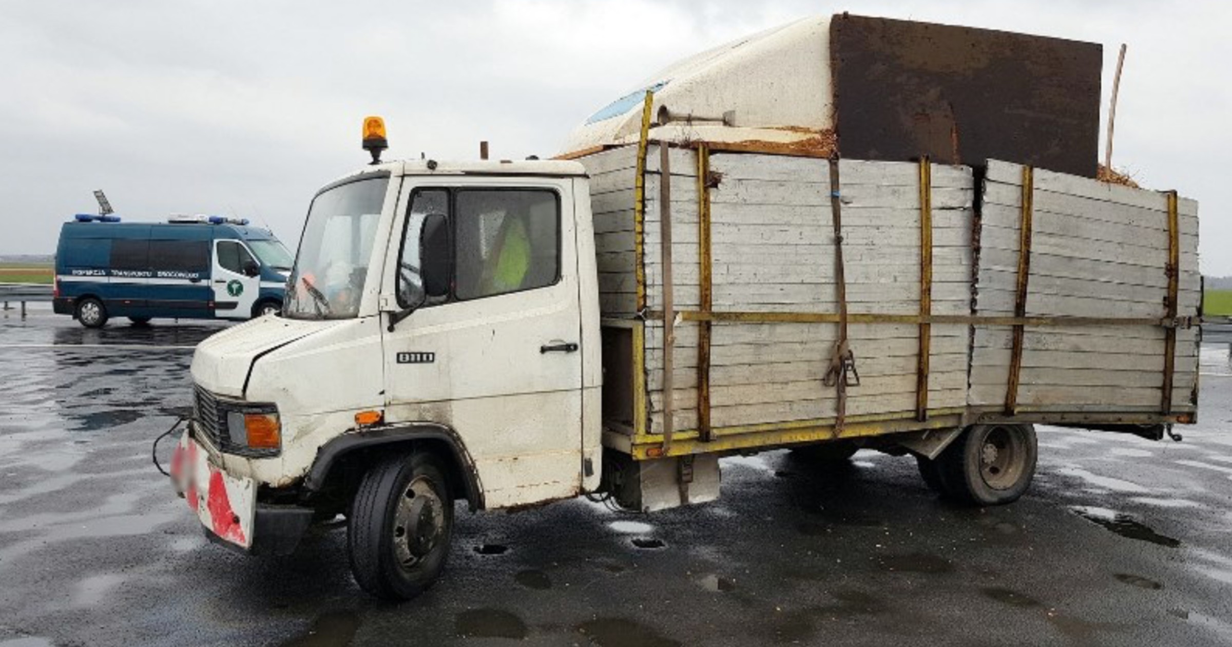 Mercedes T1 złapany przez ITD, czyli drogowy wrak przeładowany o 5 ton  