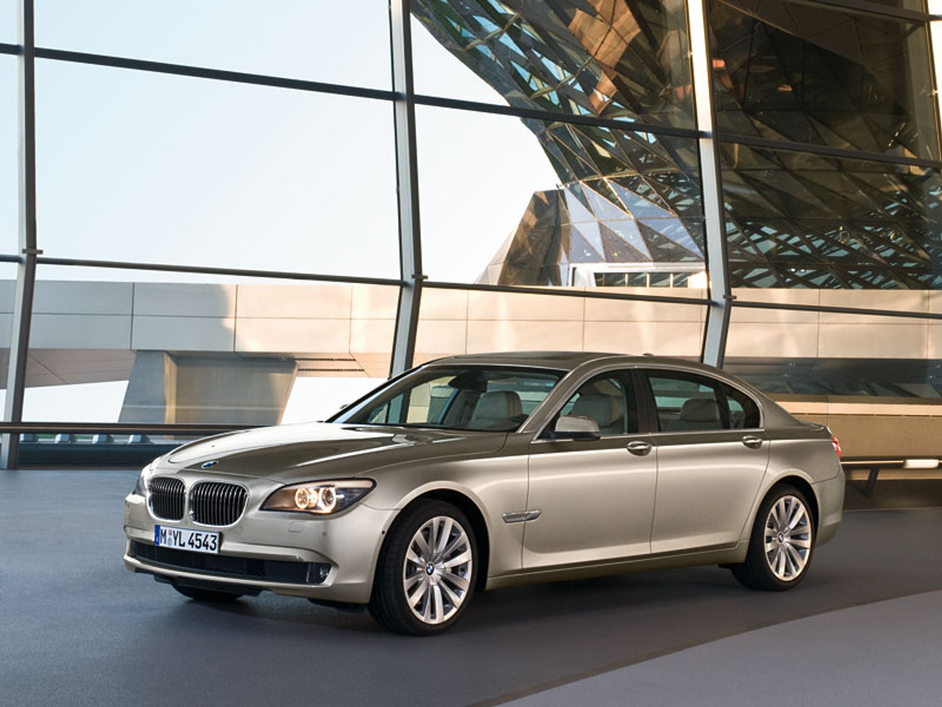 BMW: 740i bez 8-cylindrowego silnika, 750i z dwoma turbosprężarkami