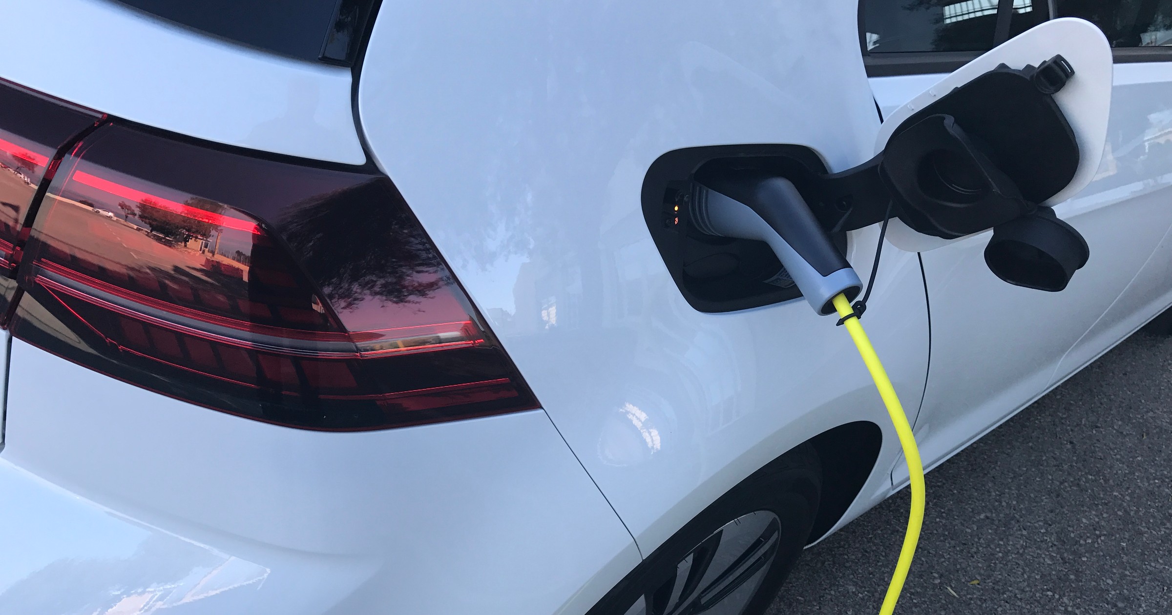 VW e-Golf. Gniazdo ładowania pod tylną klapką