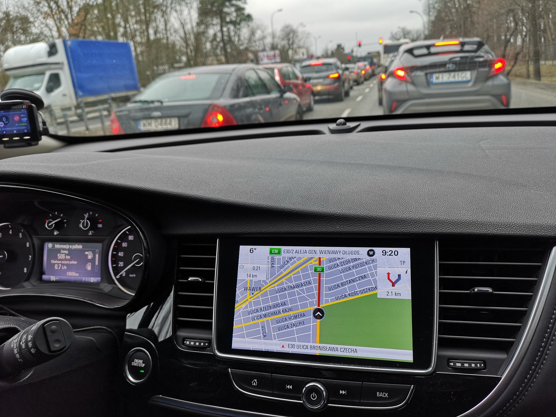 Fabryczna nawigacja w samochodzie