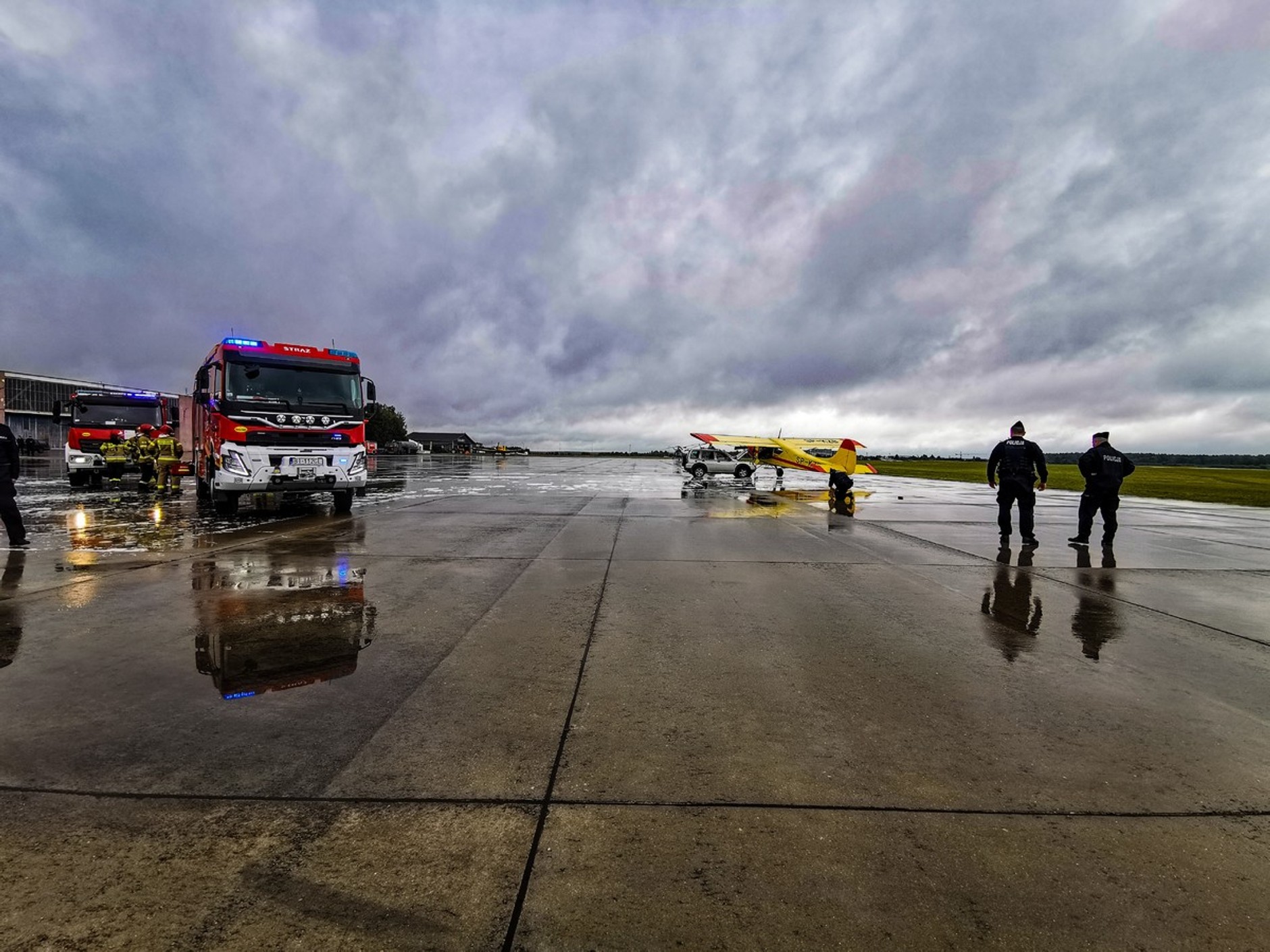 Zderzenie samochodu z samolotem. Ćwiczenia służb w Białymstoku