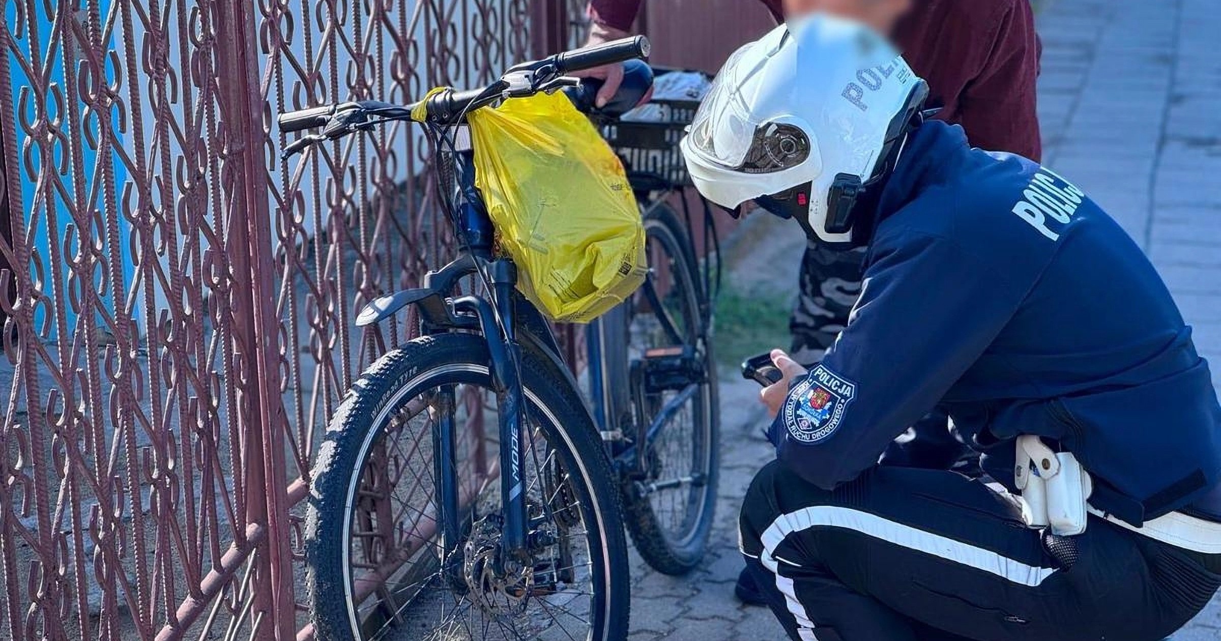 Policjant kontroluje rower