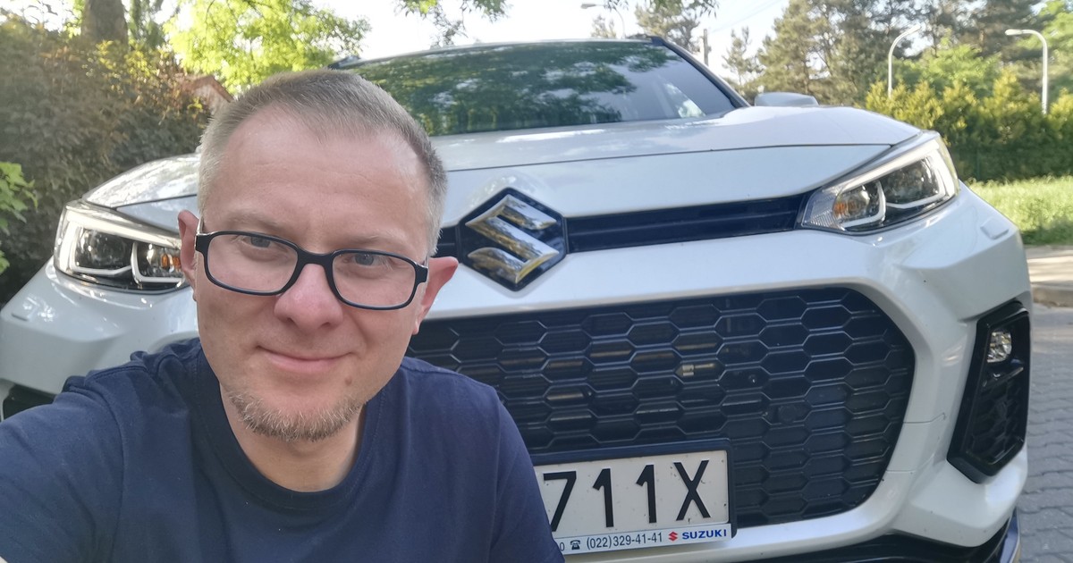 Suzuki Across to właściwie Toyota RAV4, jednak nosząca logo Suzuki. Drobne różnice są – zwłąszcza z przodu – ale to tylko kosmetyka