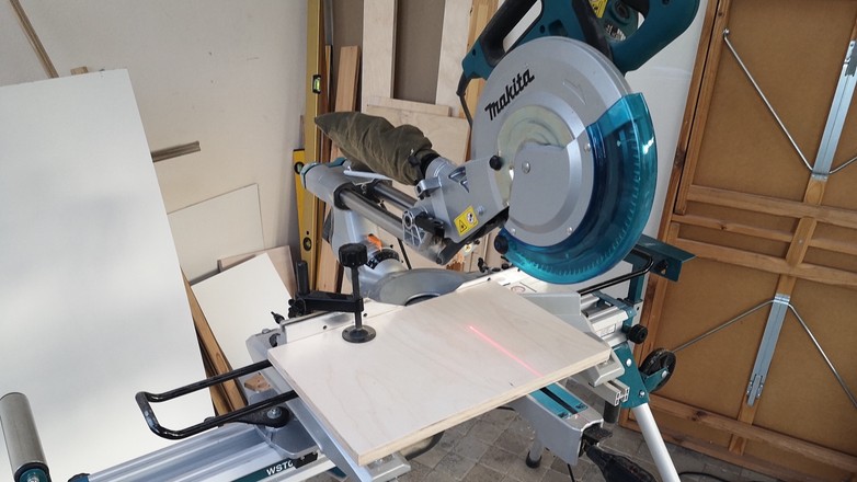 Pilarka ukosowa (ukośnica) z przesuwem może mieć możliwość cięcia przedmiotów o szerokości ponad 30 cm