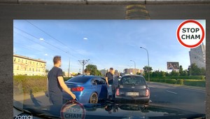 Kierowca BMW próbuje wyprzedzać w korku. Rozpoczyna się walka [Wideo]