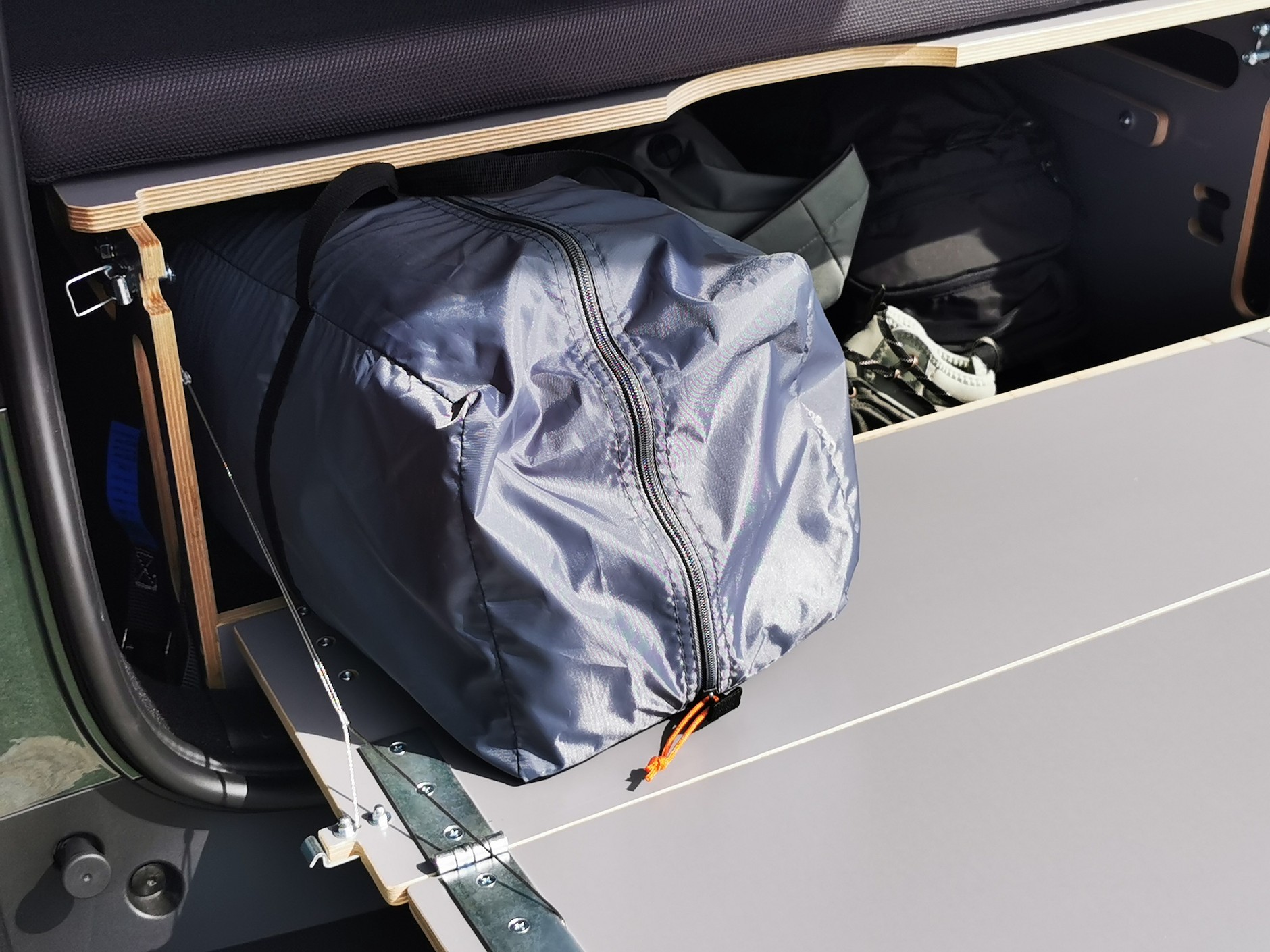 Dacia Jogger na biwaku: w skrzyni jest miejsce na trochę bagażu – w widocznej torbie mieści się firmowy namiot