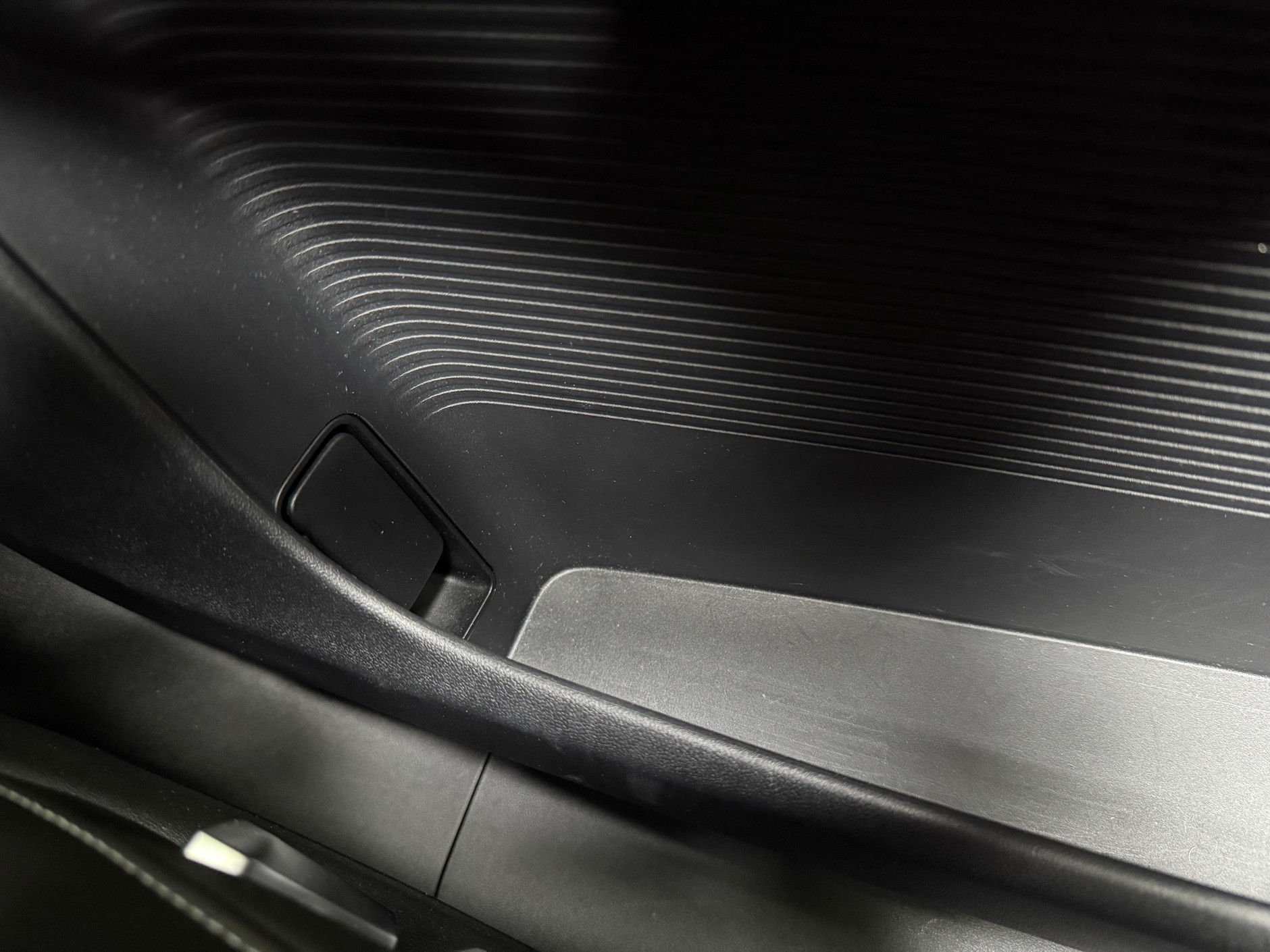 Klamka awaryjnego otwierania drzwi schowana w kieszeni drzwi – rozwiązanie w jednym z chińskich SUV-ów