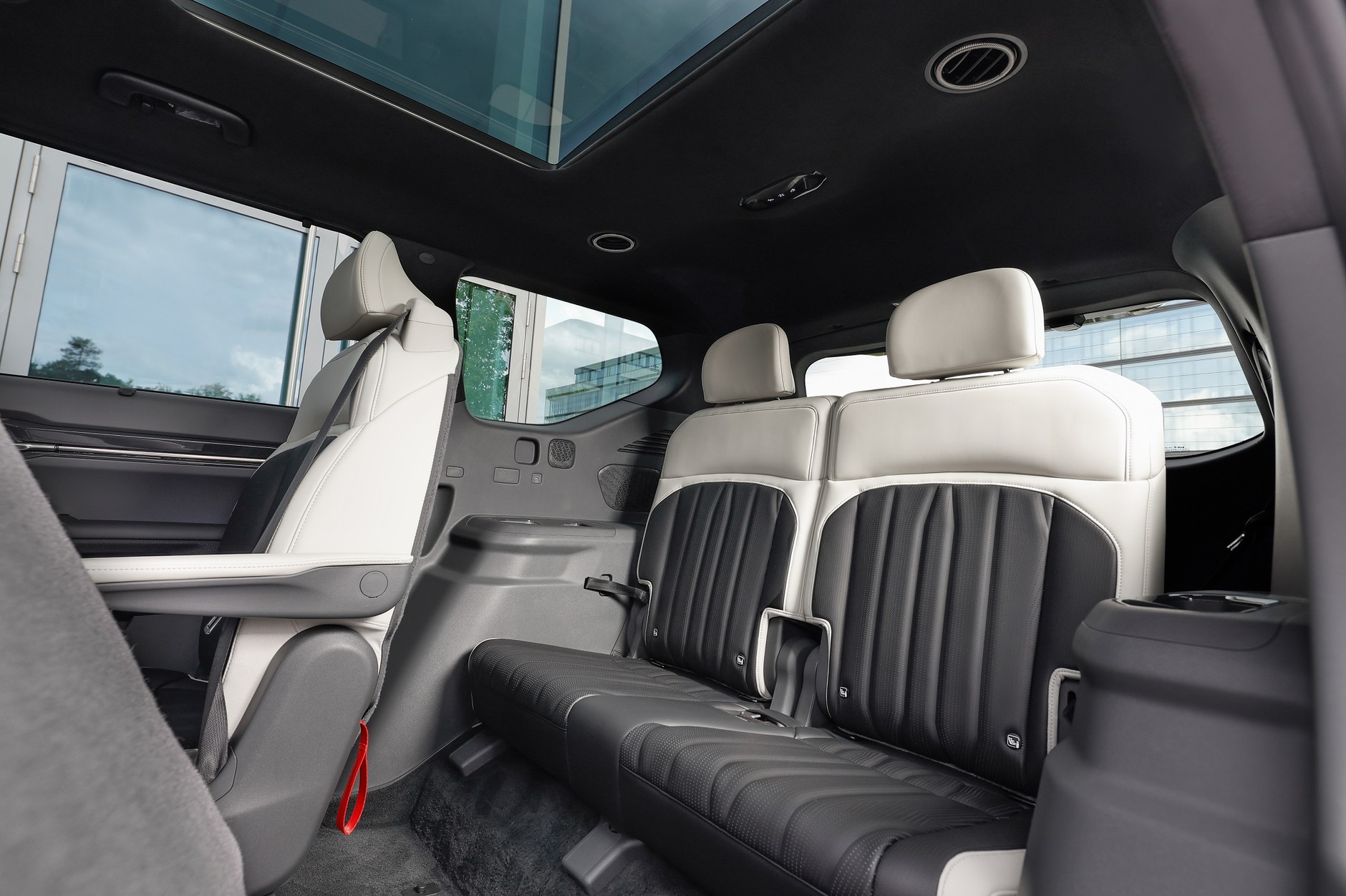 Trzeci rząd siedzeń w Kii EV9. Tu nie jeździ się za karę