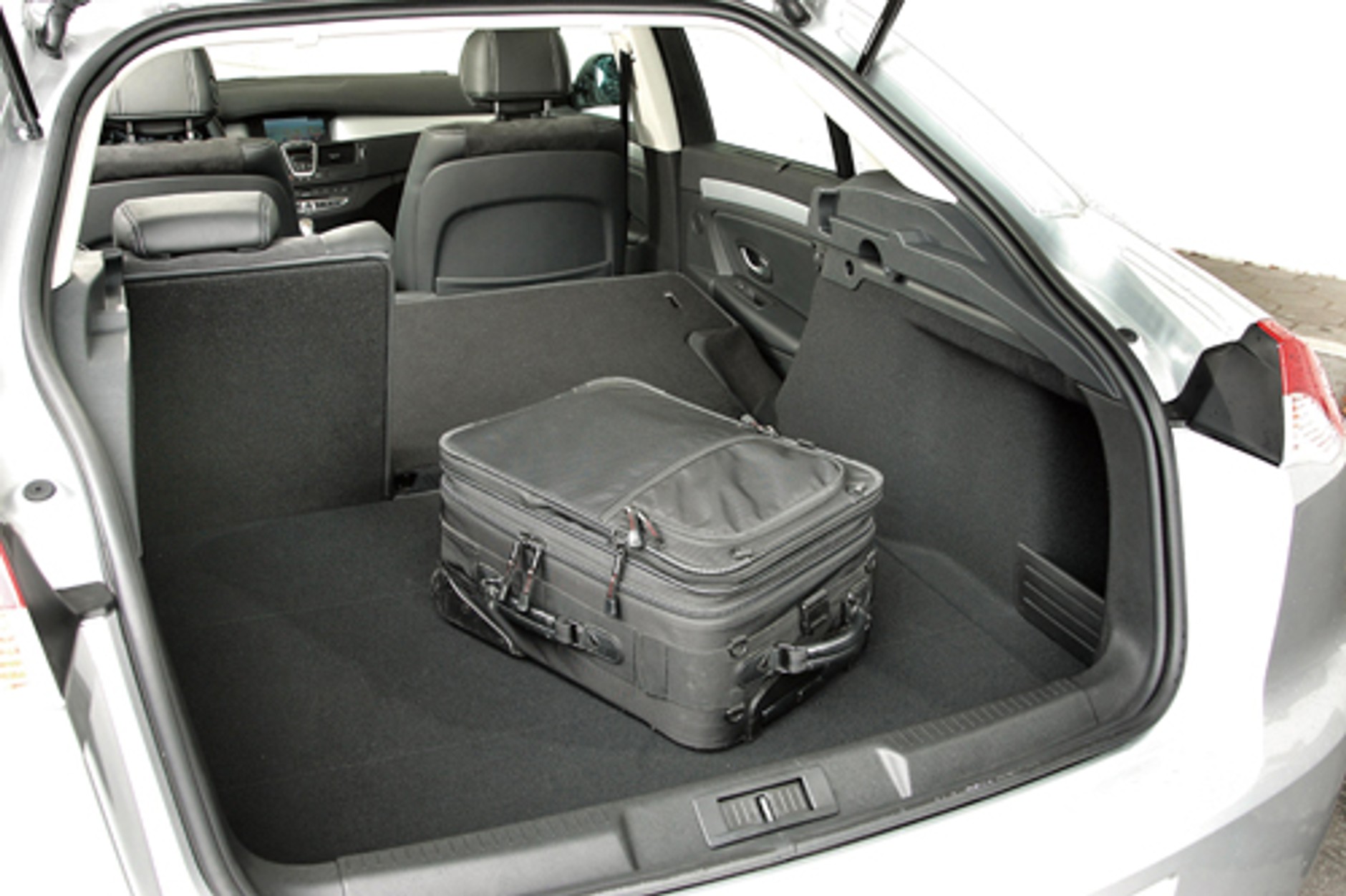 Renault Laguna &amp; Ford Mondeo - Klasa średnia w dużym formacie