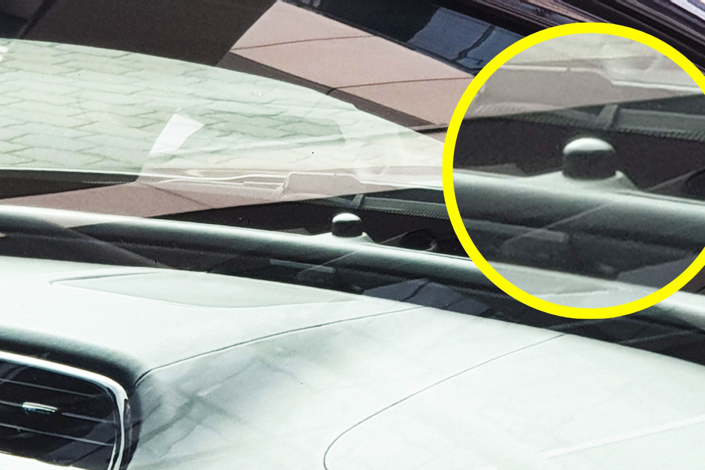 "Tajemnicza kulka" na desce rozdzielczej wcale nie jest taka tajemnicza. Po co jest?