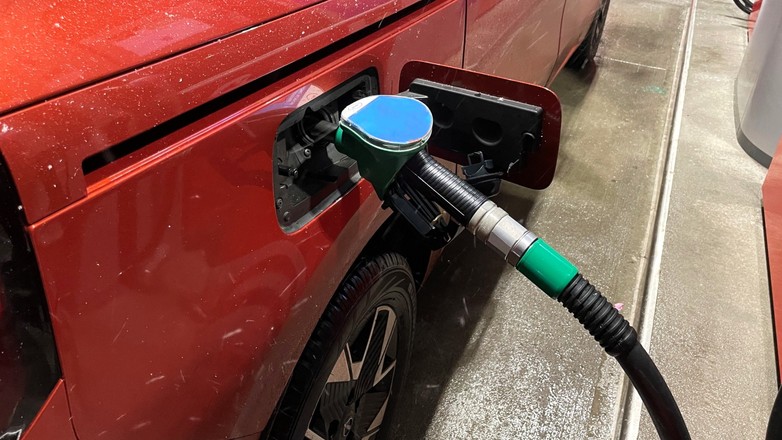 Tankowanie samochodu w zimie