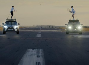 Tenisiści odbijali piłkę, stojąc na dachach samochodów. Rozpędzono je do 47 km na godz.!