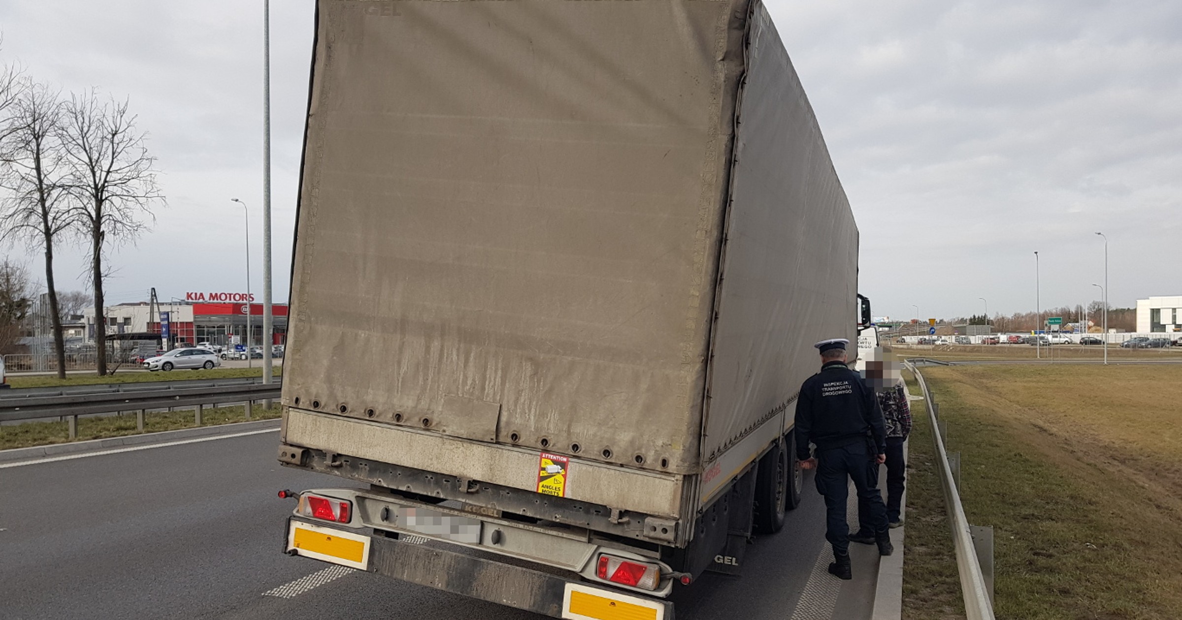 W naczepie ciężarówki pracownicy inspekcji transportu drogowego zauważyli brak jednego koła