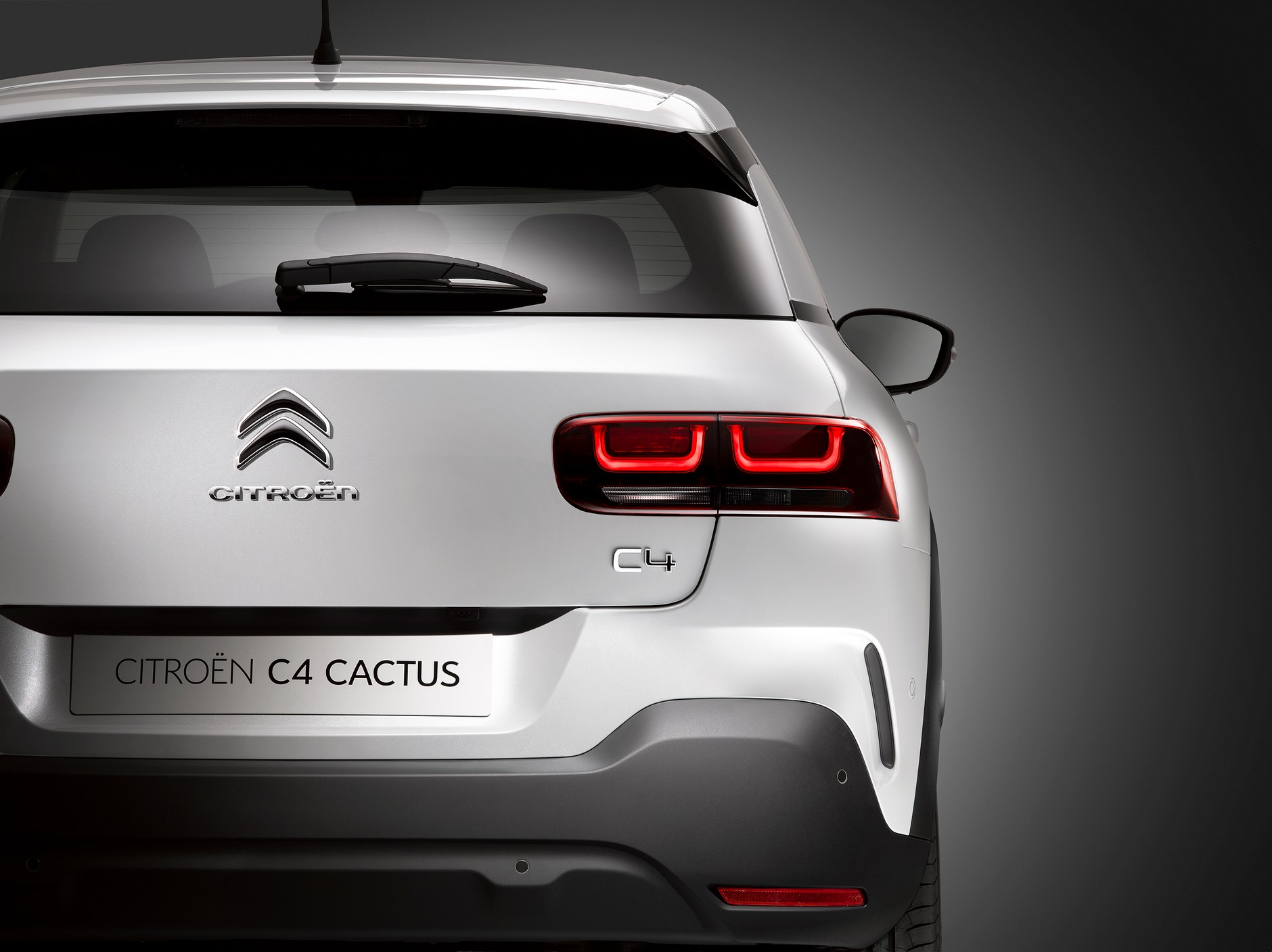Z tyłu nowe lampy LED. Po czarnym pasie wzdłuż nadwozia ani śladu. Citroen C4 Cactus