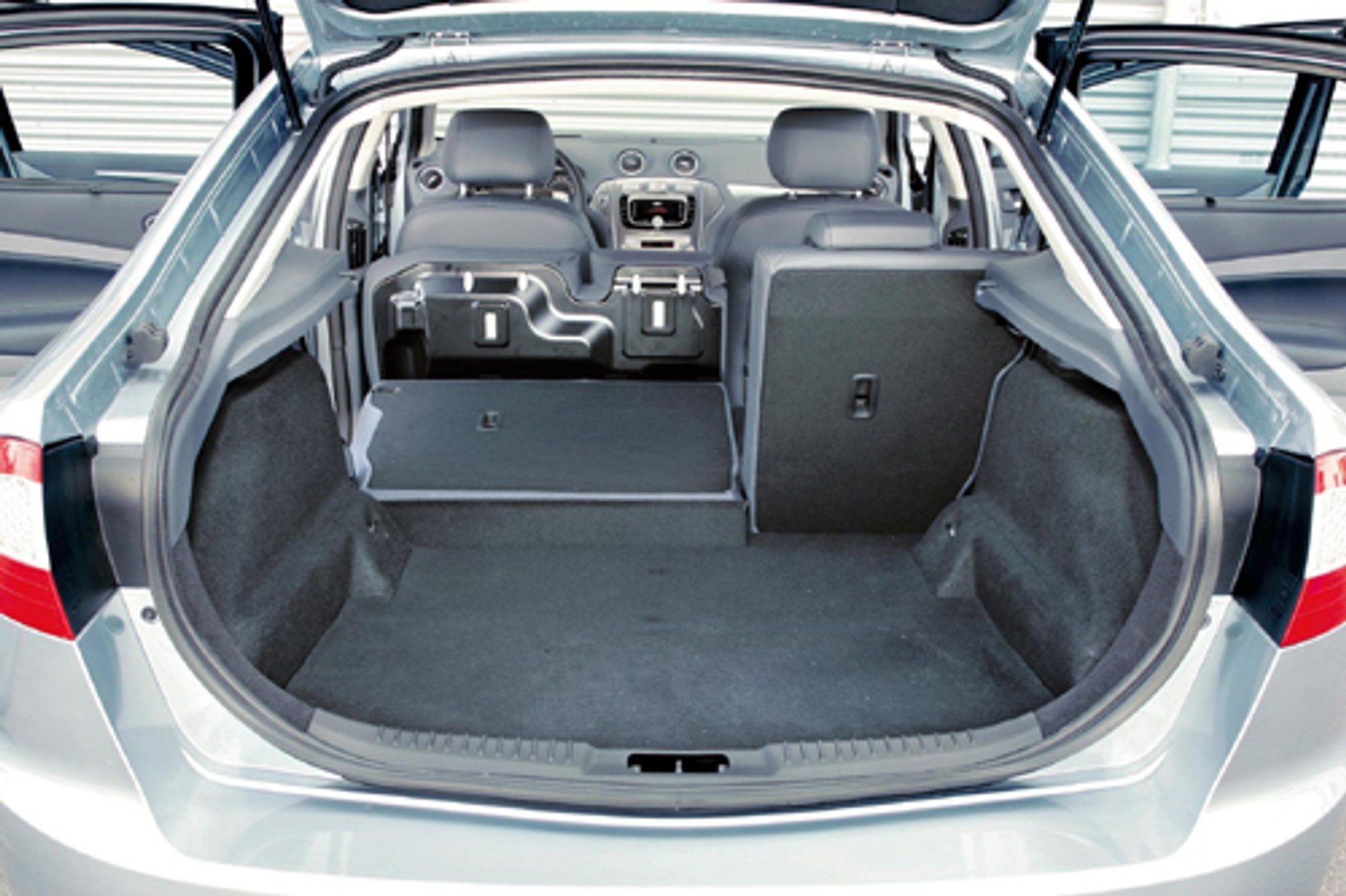 Ford Mondeo 2.0 TDCI kontra VW Passat 2.0 TDi - Ford wyprzedzi Volkswagena?