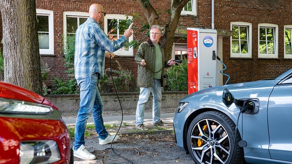 Im gęstsza sieć szybkich stacji ładowania, tym mniejsze znaczenie ma zasięg auta elektrycznego. W Polsce auta elektryczne z małymi akumulatorami nadają się wyłącznie na krótkie trasy.