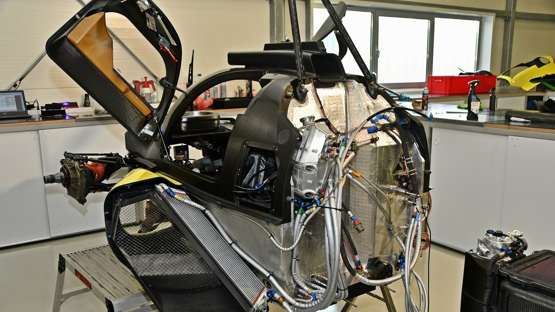 Sam szkielet Oreki wykonany z włókna węglowego kosztuje ok. 18 tys. euro