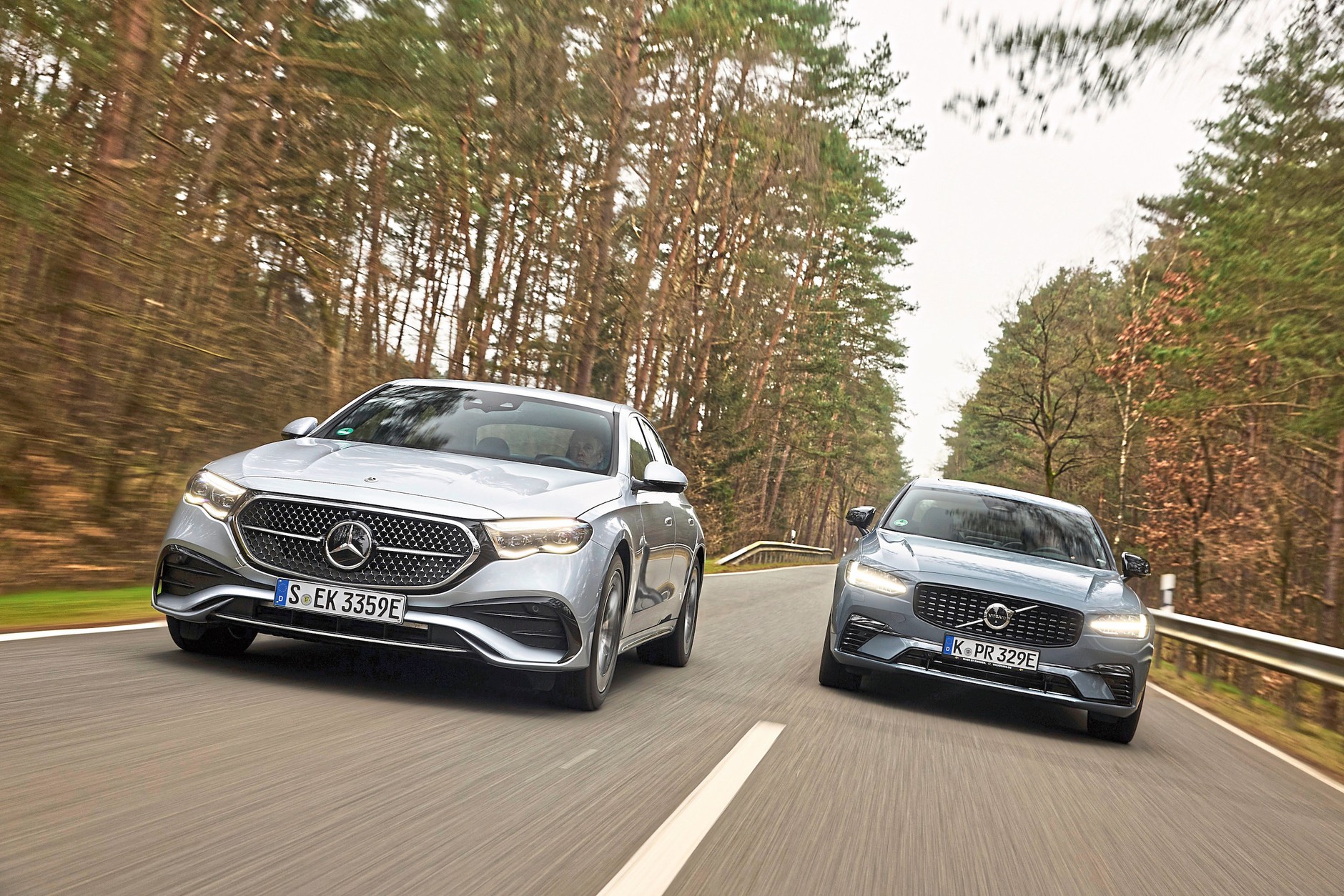 Mercedes E 400 e kontra Volvo S90 T8