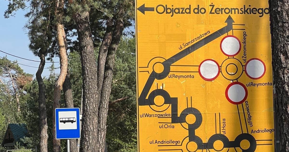 Tablica objazdowa (ul. Matejki, Otwock; województwo mazowieckie; wrzesień 2024 r.)