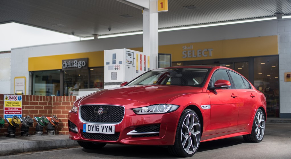 Jaguar wspólnie z Shell wprowadza system płatności za pośrednictwem aplikacji w radiu samochodowym