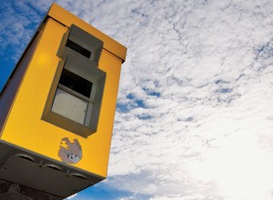 Właściciele „elektryków” mogą bezkarnie przekraczać prędkość!