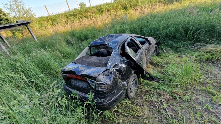 Sięgał po telefon. Spadł samochodem z trzymetrowej skarpy do stawu. A potem uciekł
