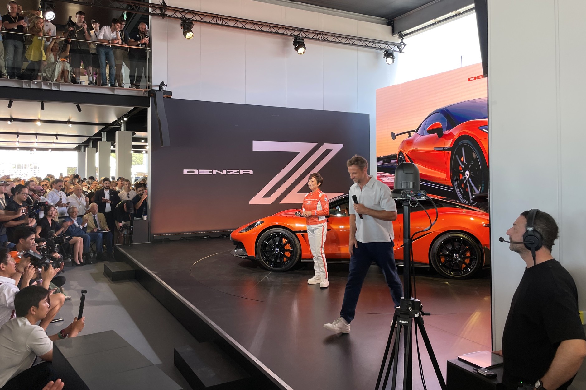 Stella Li, wiceprezeska BYD Auto, i Jenson Button podczas premiery Denzy Z w Goodwood