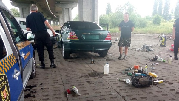 Warsztat blacharsko-lakierniczy "pod chmurką", a właściwie pod mostem