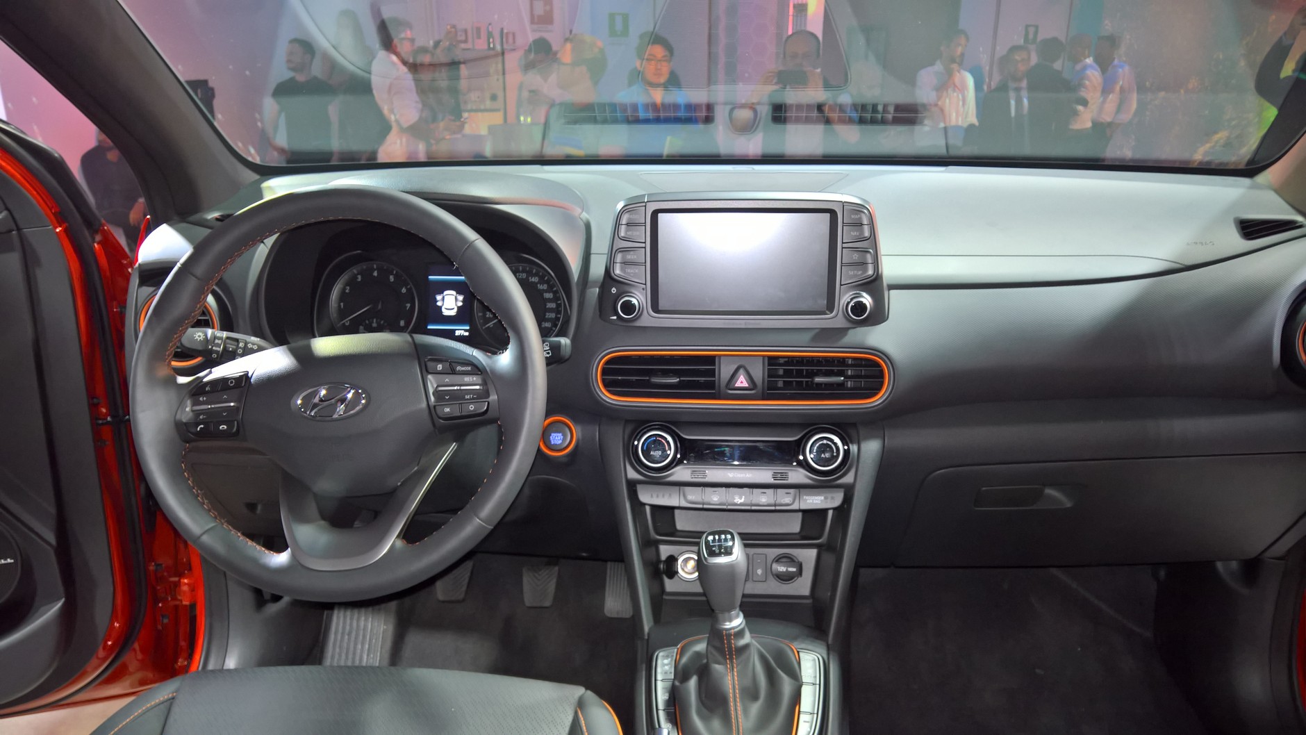 Wnętrze modelu Kona wykonano z przyzwoitych materiałów