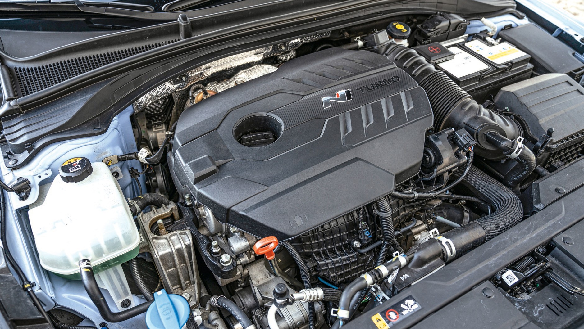 Hyundai i30 N: mniejsza pojemność skokowa, niższy moment obrotowy, ale osiągi samochodu znacznie lepsze niż u rywala. Korea górą!