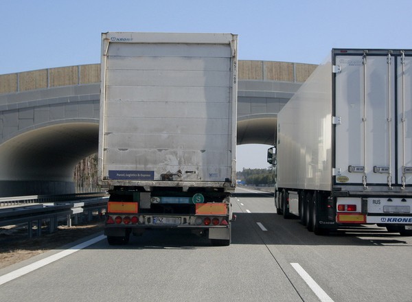 Ciężarówki przestaną się wyprzedzać? Kamery na A2