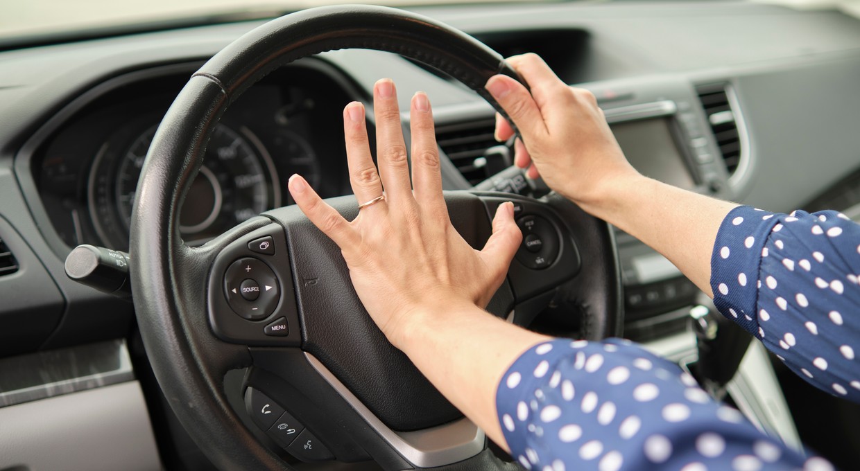 Do czego służy klakson w aucie? Nie do tego, co mają na myśli kierowcy