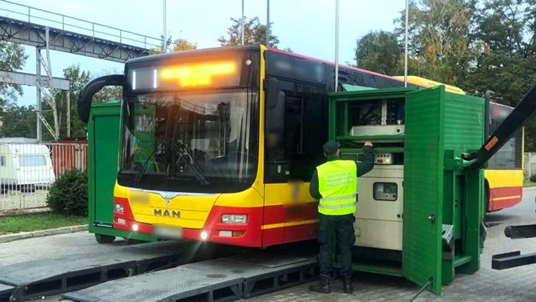 Badanie autobusu miejskiego na mobilnej stacji diagnostycznej