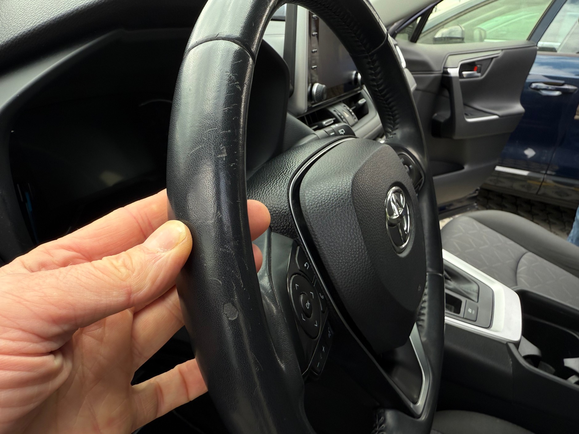 Toyota RAV4 z 2020 r. za 115 tys. 900 zł