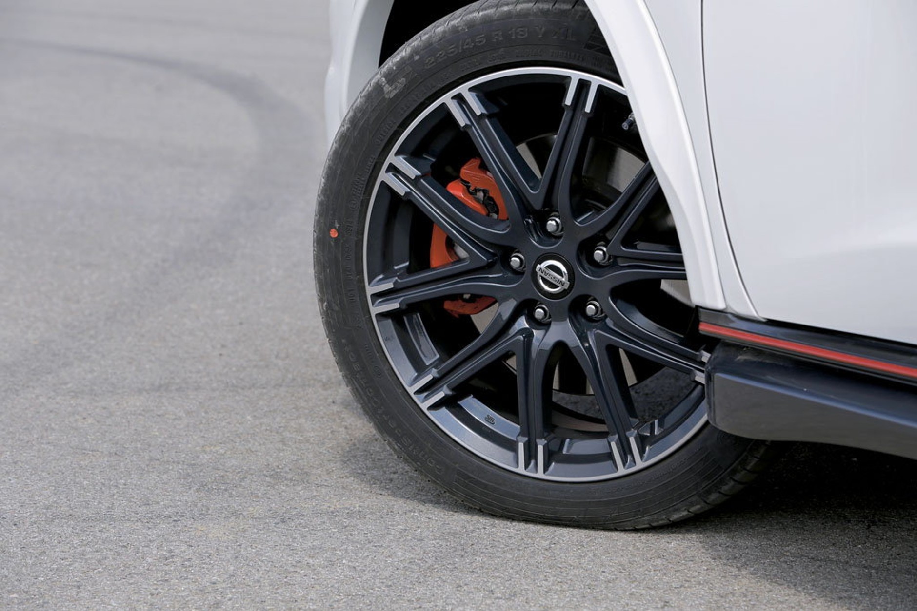 Niby są inne, a jednak... - Nissan Juke Nismo RS kontra VW Polo GTI