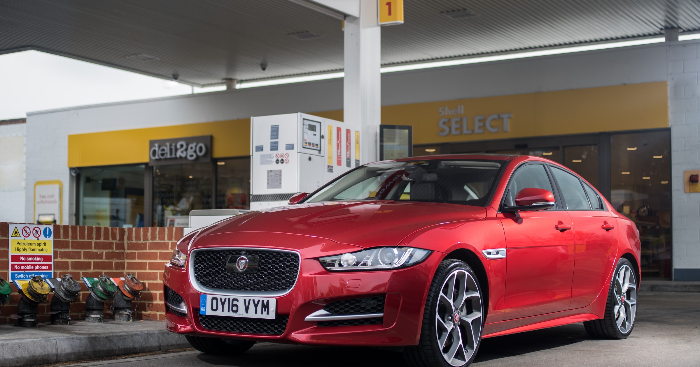 Jaguar wspólnie z Shell wprowadza system płatności za pośrednictwem aplikacji w radiu samochodowym