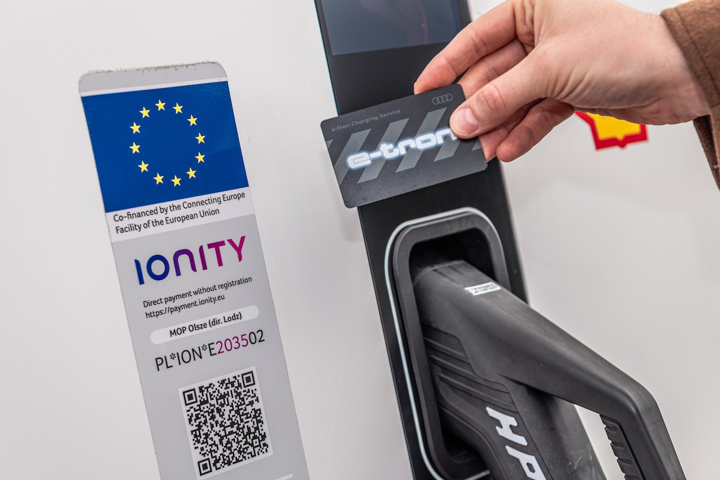 Złodzieje podmieniają na stacjach Ionity kody QR