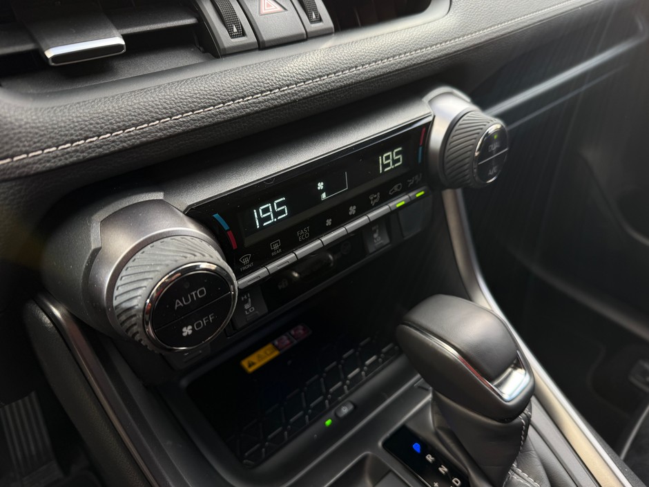 Staroświeckie, ale jakże praktyczne sterowanie temperaturą w RAV4 Plug-in GR Sport