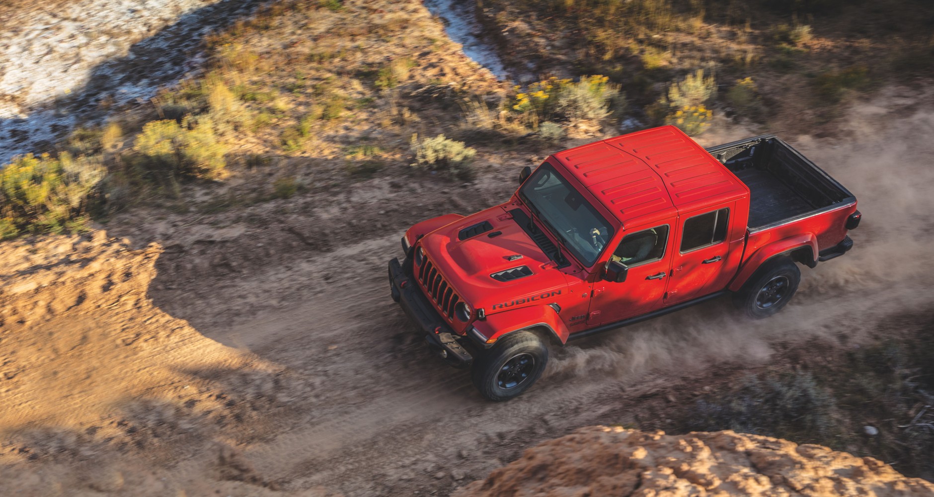 Jeep Gladiator jest o 79 cm dłuższy od Jeepa Wranglera w wersji Unlimited. Żadna odmiana błota się nie boi