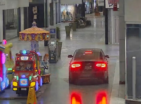 Wjechał Audi do galerii handlowej. Wszystko zarejestrował monitoring