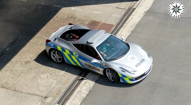 Ten czeski radiowóz dogoni każdego. Policjanci ujawnili, ile kosztuje ich Ferrari