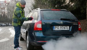 W chłodne dni warto wietrzyć auto. Szczególnie przed nocą