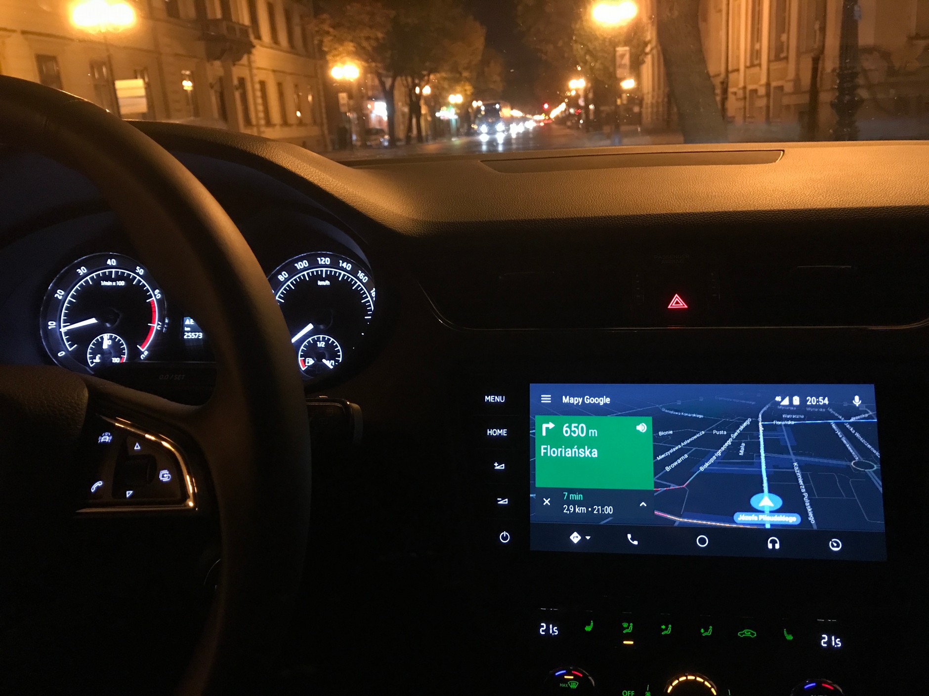 Podczas nocnej jazdy aplikacje automatycznie zmieniają tryb wyświetlania. Ekran nie razi oczu. Na zdjęciu Google Maps. Skoda Octavia