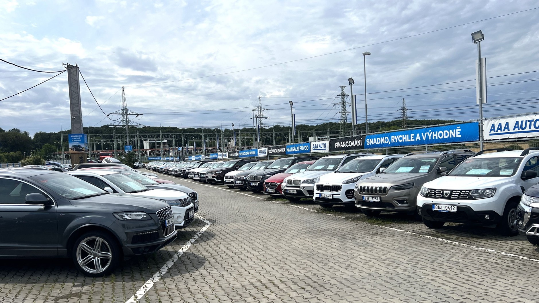 Salon sprzedaży samochodów używanych AAA Auto w czeskiej Pradze w dzielnicy Dolni Chabry. Sekcja SUV-ów