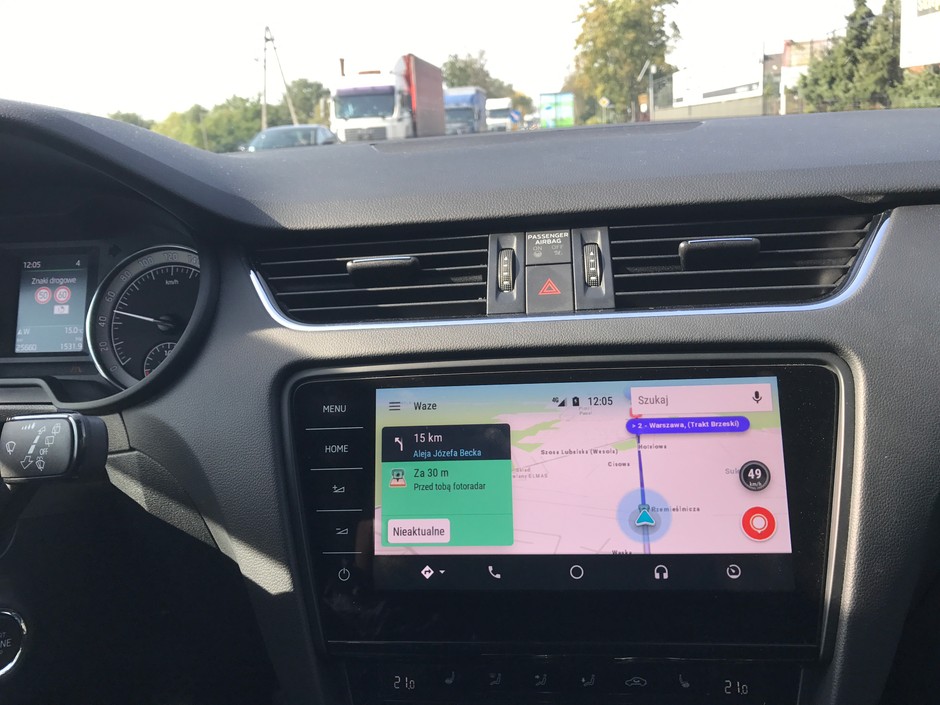 W aplikacje Waze w trybie Android Audto można także na bieżąco aktualizować dane o fotoradarach i ostrzegać innych kierowców o utrudnieniach. Skoda Octavia