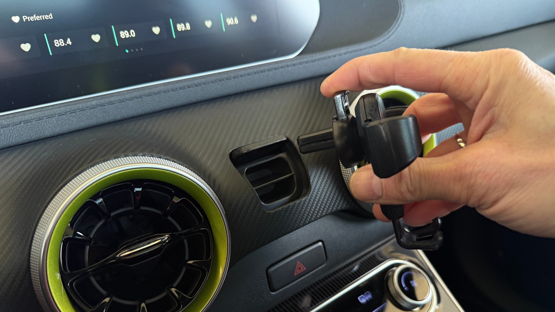 Klapka w desce rozdzielczej okazuje się bardzo sensowna